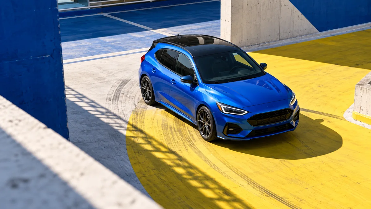 Voiture compacte bleue sur un terrain urbain bleu et jaune